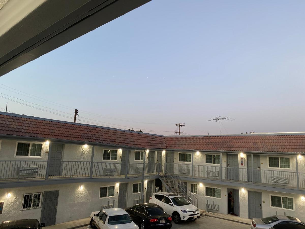 Golden West Manor Motel — Photos 1